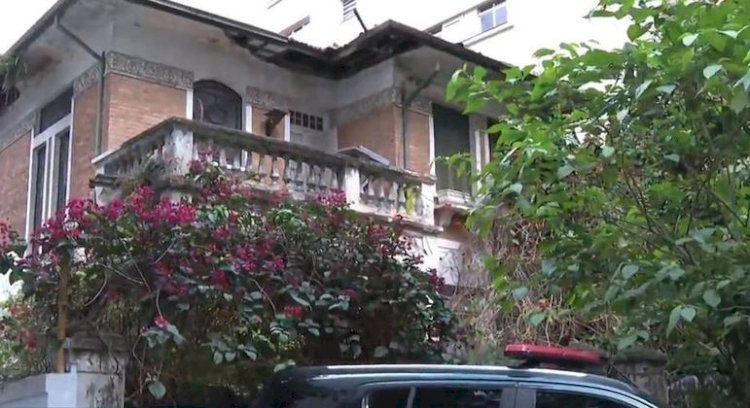 Após operação, 'mulher da casa abandonada' permanece em mansão com escolta policial