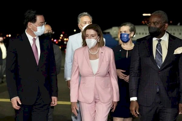 EUA “brinca com fogo”, diz China sobre ida de Nancy Pelosi a Taiwan