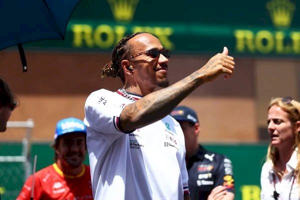 De férias da F1, Lewis Hamilton tira onda pilotando jet surf; veja
