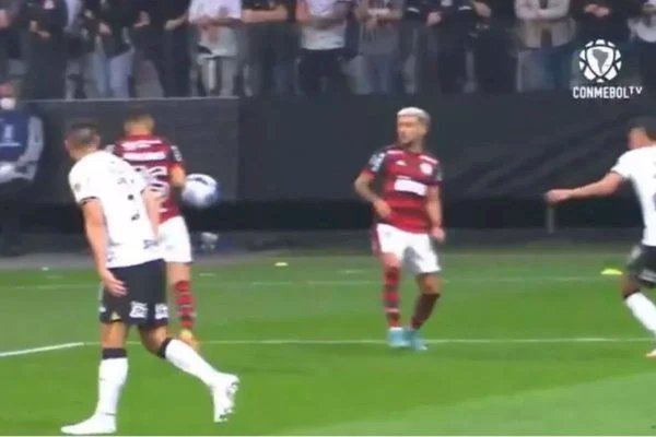 Entenda por que gol do Flamengo foi legal mesmo com toque de braço