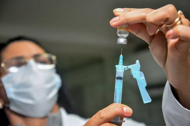 Vacinação de 4ª dose da vacina contra Covid-19 em maiores de 30 anos começa nesta segunda na cidade de SP
