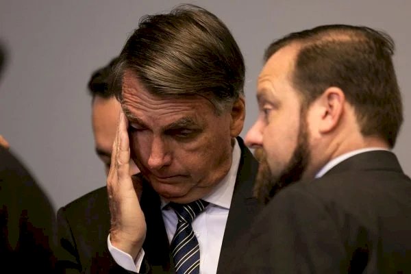 Bolsonaro reclama por “ser ameaçado de cadeia quando deixar o governo”