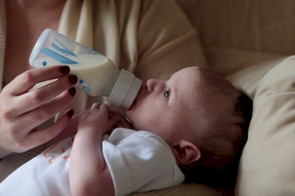 Amamentação: veja as diferenças entre leite materno e fórmula infantil