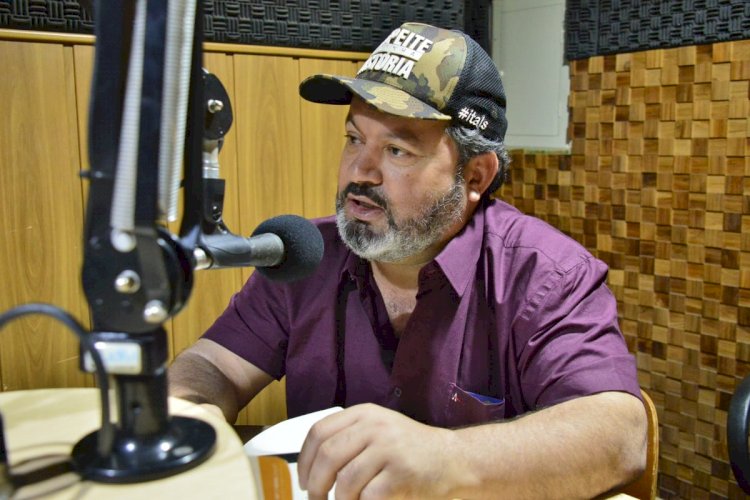 Em Rio Verde, Carlos Bernardo concede entrevistas em rádios e conversa com prefeito