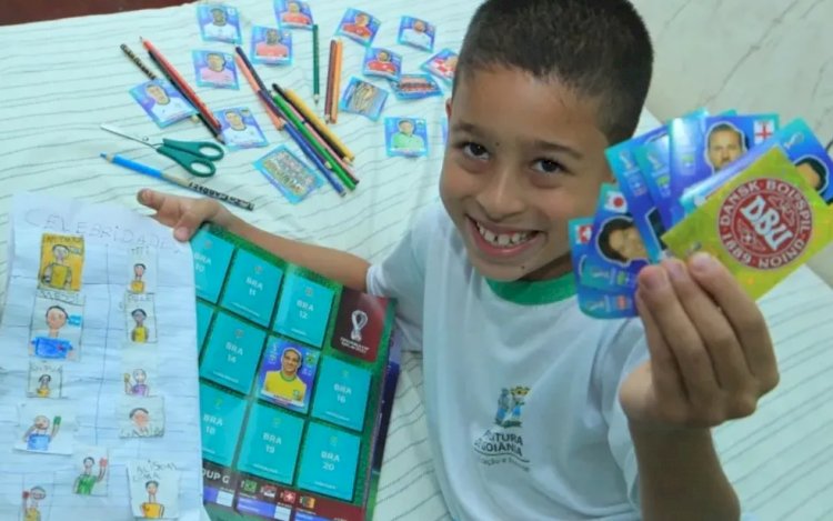 Menino que viralizou ao desenhar o próprio álbum da Copa do Mundo se emociona e pula de alegria ao ganhar livro oficial; vídeo