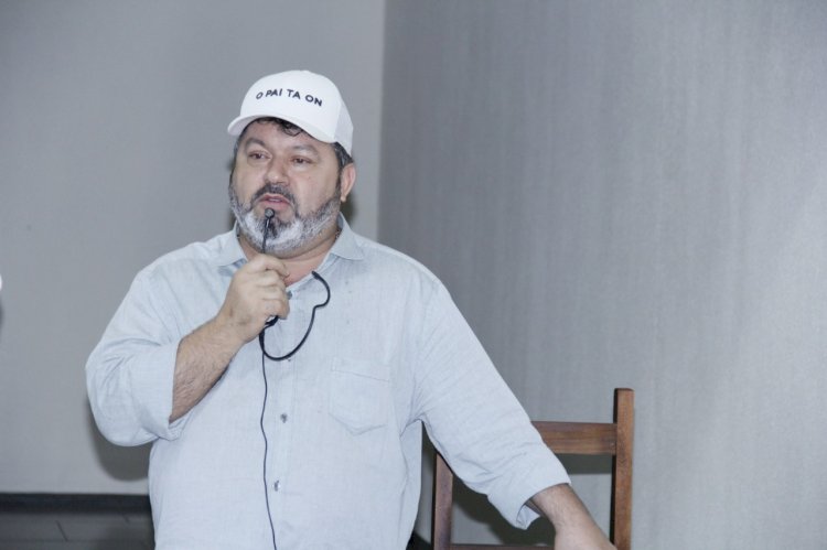 Carlos Bernardo conversa com eleitores em Amambai