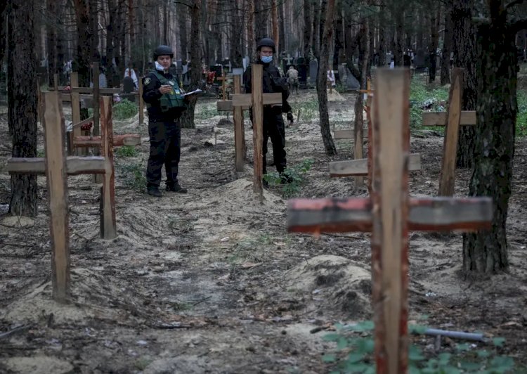 Ucrânia afirma que 436 corpos foram exumados em cidade retomada, 30 com sinais de tortura