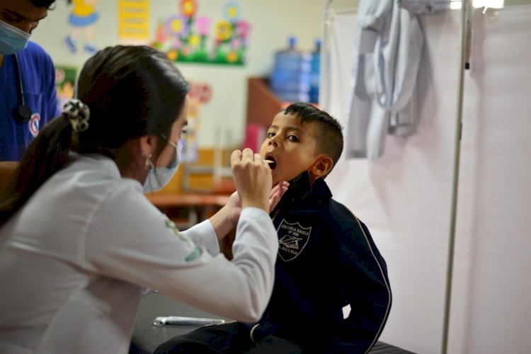 Mais de duas mil pessoas já foram atendidas nas Ações de Saúde da UCP  Professores e estudantes de medicina participam dos atendimentos realizados em comunidades carentes do Paraguai