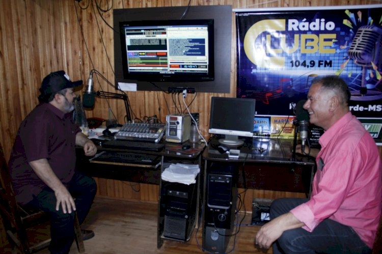 Carlos Bernardo concede entrevista em rádio do Distrito Nova Casa Verde