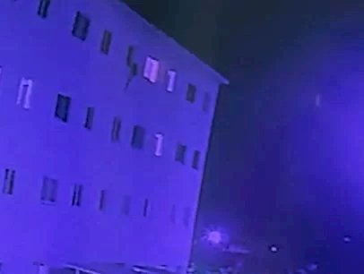 Vídeo mostra momento em que criança cai do 3º andar de prédio
