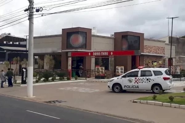 Policial surta e atira em cliente dentro de Burger King em São Paulo