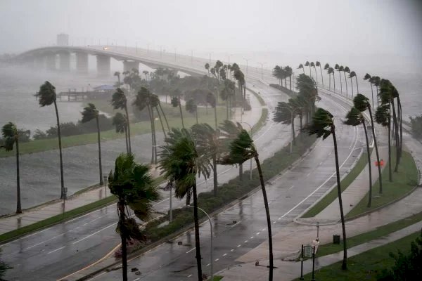 Furacão Nicole chega à costa da Flórida e fecha aeroportos e parques