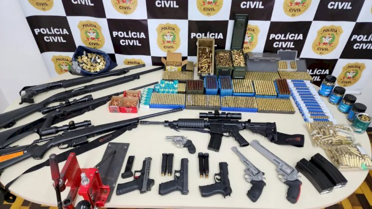 Dupla suspeita de envolvimento em bloqueio ilegal em SC é presa com 11 armas, incluindo fuzis, e R$ 125 mil