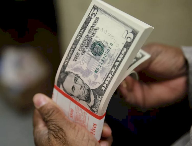 Dólar opera em queda nesta sexta-feira, mas caminha para alta forte na semana