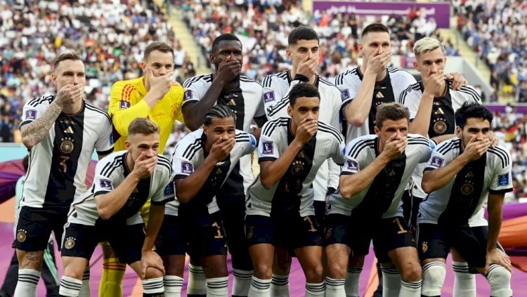 Jogadores alemães protestam durante foto oficial em sua estreia na Copa do Mundo