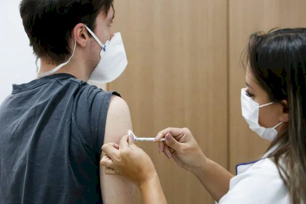Vacinas atualizadas contra a Ômicron oferecem maior proteção, diz CDC