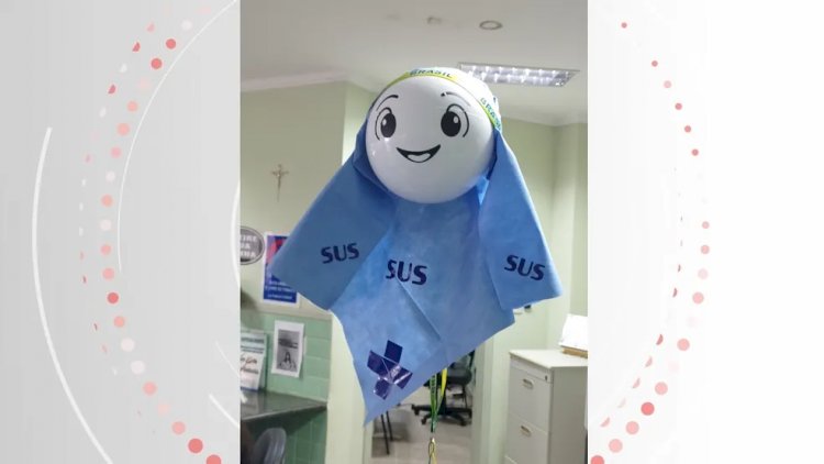 La'SUS: mascote da Copa ganha versão do SUS em posto de saúde no ES