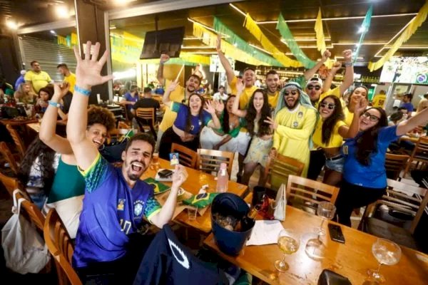 Fotos: brasilienses lotam bares no DF para primeiro jogo do Brasil na Copa