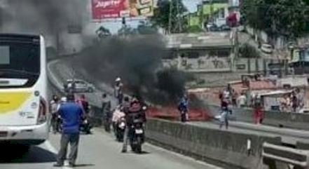 Manifestantes protestam e ateiam fogo em pneus na rodovia Presidente Dutra (SP)