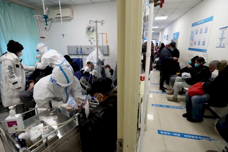 Fim da 'Covid Zero' causa superlotação em hospitais e funerárias chinesas durante surto de Covid-19