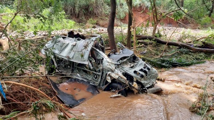 Bombeiros encontram corpos de 5 da mesma família após cratera ‘engolir’ carro em Araraquara