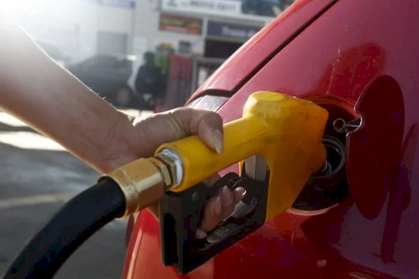 Petrobras anuncia aumento de 7,5? gasolina para distribuidoras