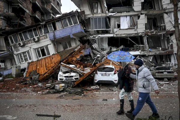 Terremoto deixa mais de 2.600 mortos na Turquia e na Síria