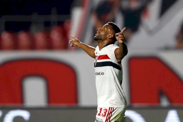 Jogador do São Paulo abre BO após ser vítima de racismo em rede social