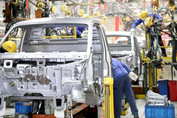 GM, Hyundai e Stellantis param fábricas e dão férias coletivas