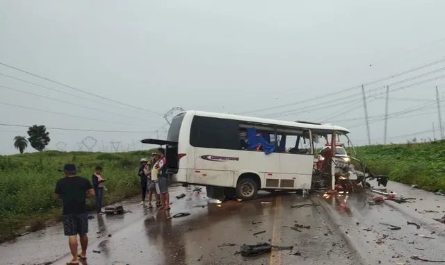 Acidente entre micro-ônibus e caminhão deixa ao menos 9 mortos no Pará