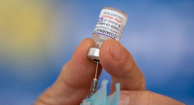 Reforço da vacina só para grupo de risco é acerto, dizem médicos
