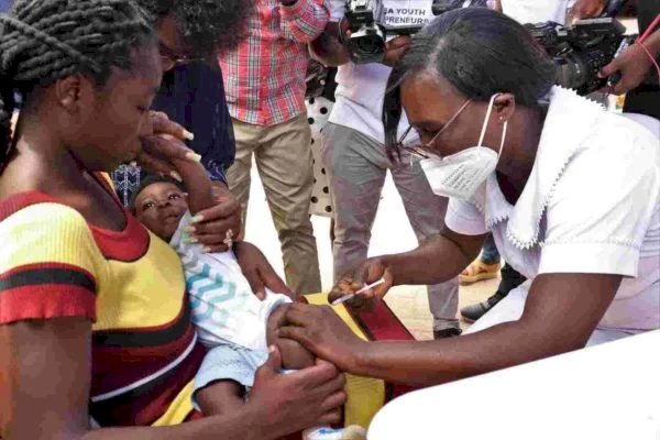Gana é o primeiro país a aprovar uso de vacina contra malária