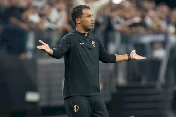 Após nova derrota, Fernando Lázaro deixa o comando do Corinthians