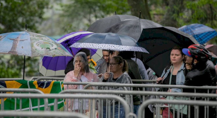 Fãs encaram fila e chuva para se despedir de Rita Lee em velório em São Paulo