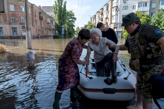 Ucrânia inicia a retirada de 17 mil pessoas de áreas afetadas por inundação após destruição represa