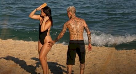 Mel Maia e MC Daniel curtem praia juntos, com direito a mão boba