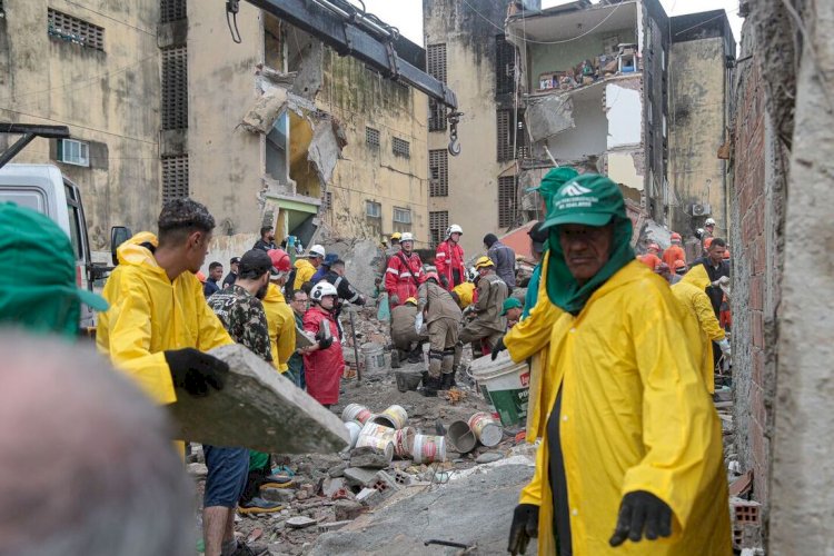 Corpo de Bombeiros confirma três mortes em escombros no Janga; 10 pessoas estão desaparecidas