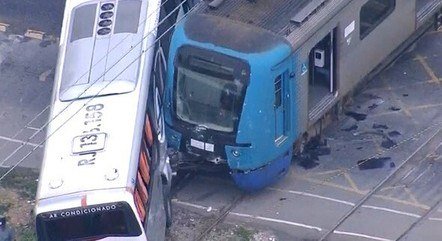 Ônibus ultrapassa sinal e é atingido por trem na Baixada Fluminense