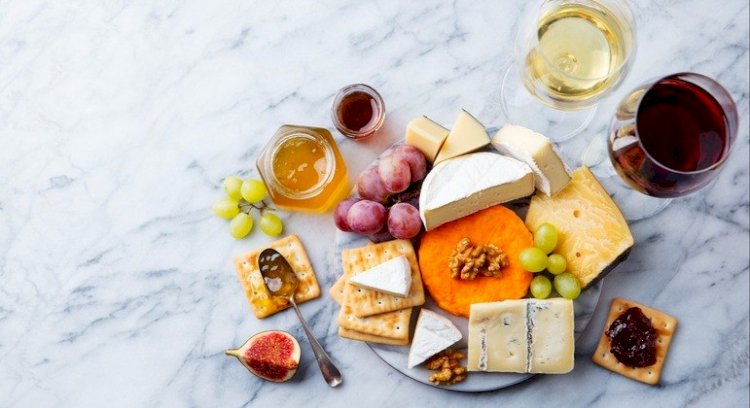 Harmonização: conheça as melhores combinações entre queijos e vinhos