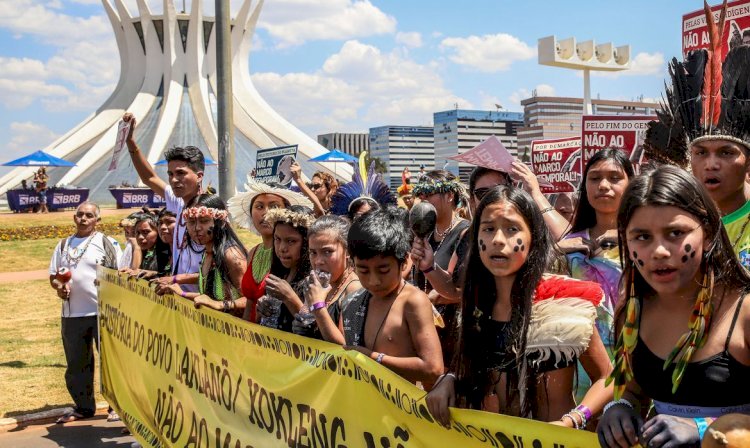 Povos indígenas marcham em Brasília contra marco temporal