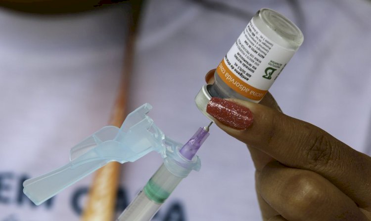 Especialistas sugerem vacinação nas escolas para aumentar adesão