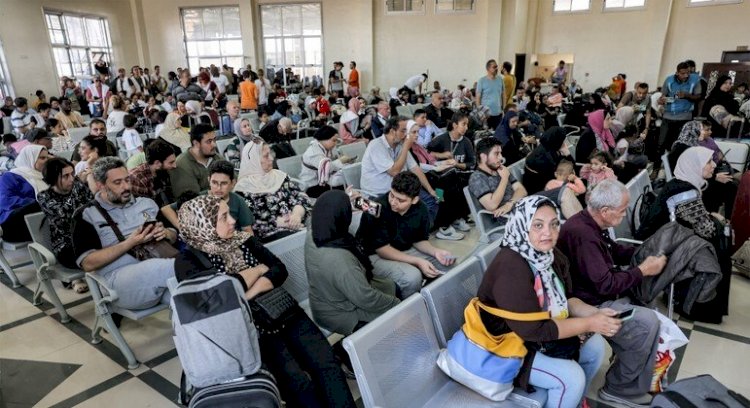 Grupo com mais de 400 estrangeiros deixa Gaza, mas brasileiros continuam no território
