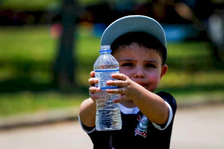 Desidratação no calor: xixi é 'termômetro' para evitar quadro; crianças e idosos correm maior risco