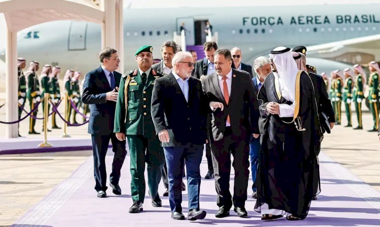 Lula desembarca na Arábia onde apresenta projetos de investimento