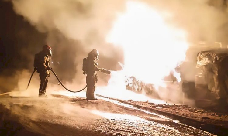 Caminhão-tanque tomba e incendeia casas em Belo Horizonte