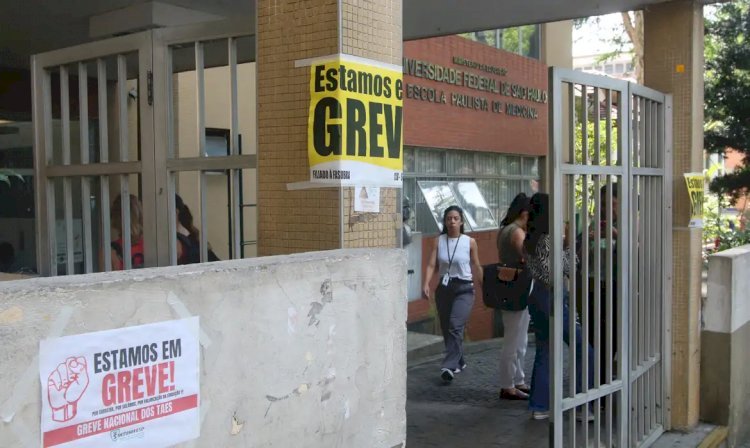 Docentes universitários em greve avaliam proposta do governo