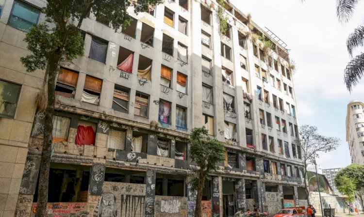 Cerca de 2,4 mil famílias ocupam imóveis abandonados no centro do Rio