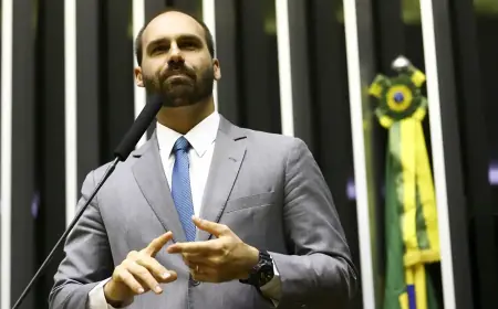 Moraes envia denúncia contra Eduardo Bolsonaro para Hugo Motta