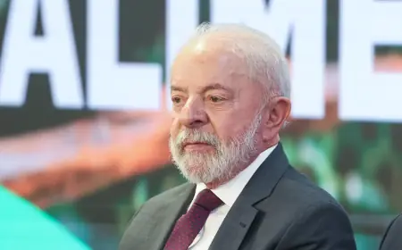 Lula troca de avião após falha no motor antes de voo no Pará