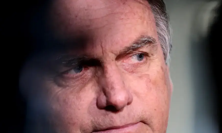 Bolsonaro tem crise de soluço e passa por atendimento médico na prisão